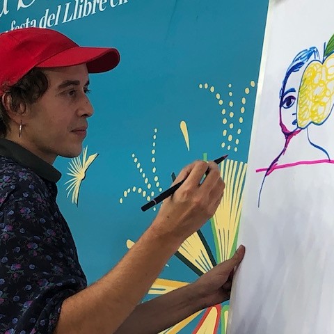 Joan Casaramona es dibuixa dibuixant